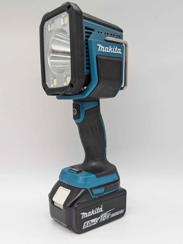 Makita 18V LED Long Distance Flashlight w/ 5.0Ah Battery - BP346210