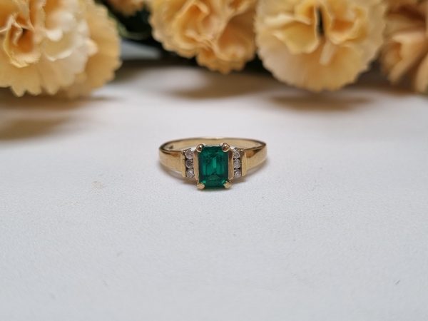 9ct Yellow Gold Diamond and Green Stone Ring TW339672 - Image 2