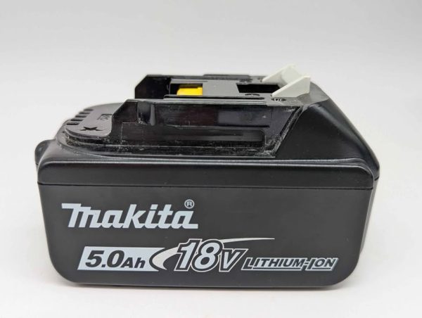 Makita 18V LED Long Distance Flashlight w/ 5.0Ah Battery - BP346210 - Image 8