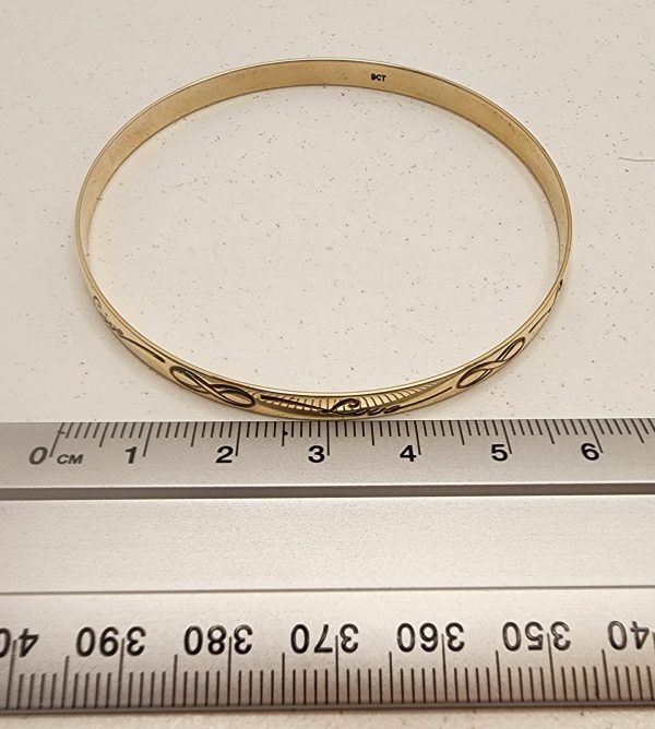 Ladies 9CT Yellow Gold Engraved (Live Laugh Love) Bangle - IP347330 - Image 6