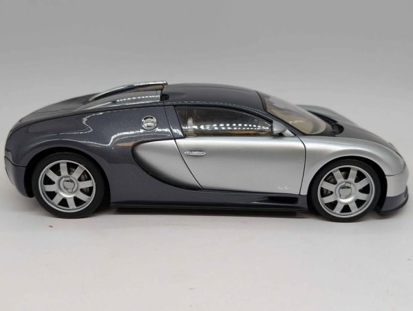 AutoArt 1:18 Scale Bugatti EB 16.4 Veyron Showcar Model Car - BP347635 - Image 4