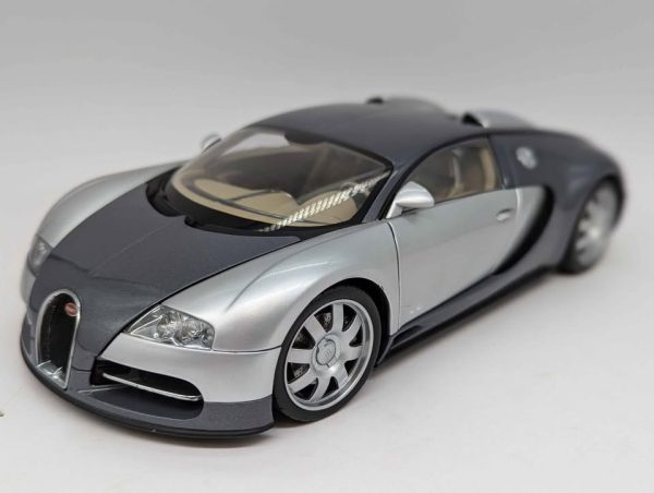 AutoArt 1:18 Scale Bugatti EB 16.4 Veyron Showcar Model Car - BP347635