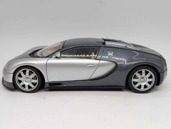 AutoArt 1:18 Scale Bugatti EB 16.4 Veyron Showcar Model Car - BP347635 - Image 6