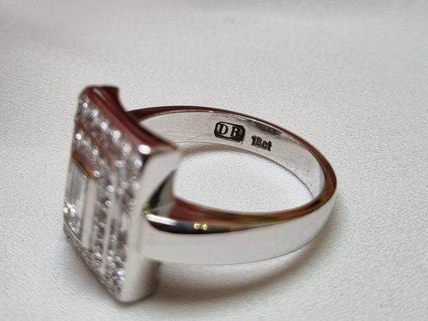 18ct White Gold and Diamond Ring TW344683 - Image 4