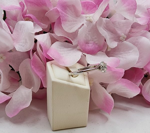 Ladies White Gold Diamond Solitaire Ring w/ Valuation - IP342667 - Image 4