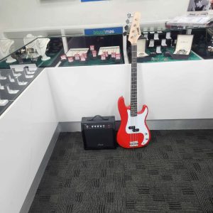 MAX MUSIC BASS GUITAR (FULL SIZE) WITH CLIC IT AMP #GN369126