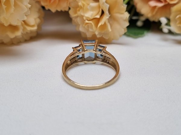 9ct Yellow Gold Blue Three Stone Ring TW354567 - Image 8