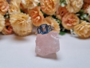 9ct Yellow Gold Blue Three Stone Ring TW354567