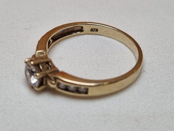 9ct Yellow Gold Claw Set Diamond Ring TW367217 - Image 3