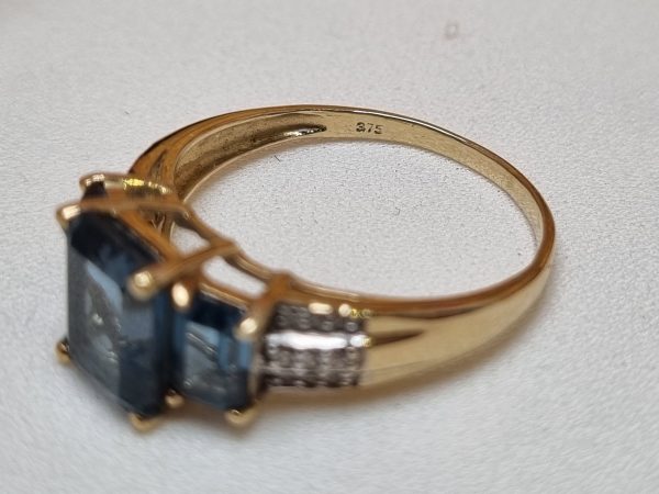 9ct Yellow Gold Blue Three Stone Ring TW354567 - Image 3