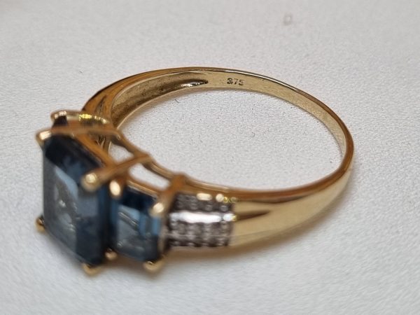 9ct Yellow Gold Blue Three Stone Ring TW354567 - Image 7