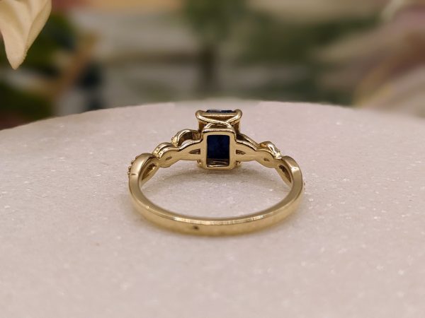 AUTHENTICATED 14CT ANGARA EMERALD-CUT SOLITAIRE SAPPHIRE INFINITY TWIST RING (3.6GMS) - BP241170 - Image 11