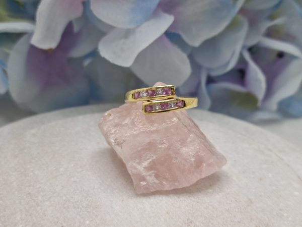 18CT 4.67GRMS GOLD PINK SAPPHIRE AND DIAMOND RING SZ. O IP270083 - Image 19
