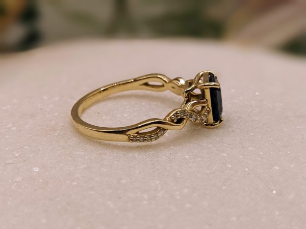 AUTHENTICATED 14CT ANGARA EMERALD-CUT SOLITAIRE SAPPHIRE INFINITY TWIST RING (3.6GMS) - BP241170 - Image 10