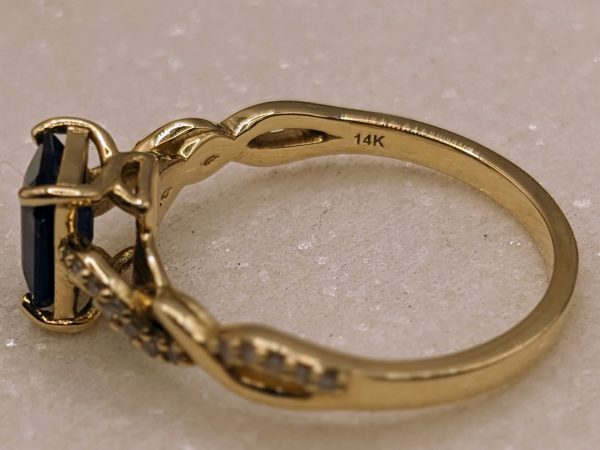 AUTHENTICATED 14CT ANGARA EMERALD-CUT SOLITAIRE SAPPHIRE INFINITY TWIST RING (3.6GMS) - BP241170 - Image 13