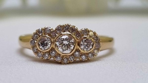 18ct Yellow Gold Diamond Trilogy Cluster Ring TW295936 - Image 17