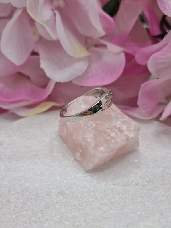 9CT 2.07GMS WHITE GOLD DIAMOND STYLIZED CROSSOVER RING SZ. O IP249430 - Image 10