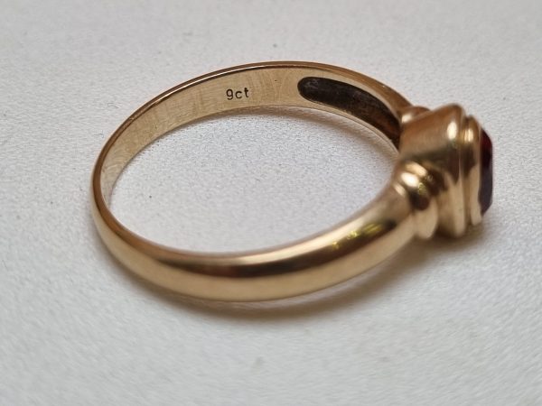 9ct Yellow Gold Red Stone Solitaire Ring TW371052 - Image 3