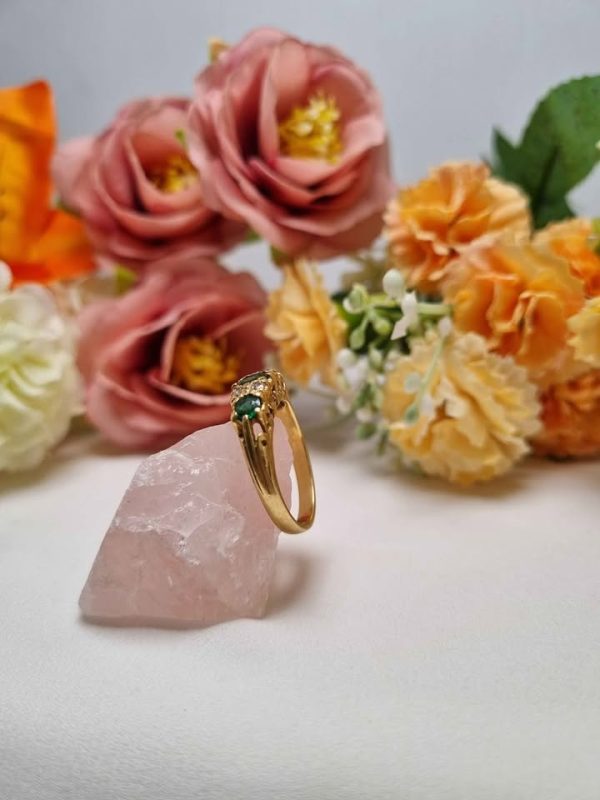 LADIES 18CT YELLOW GOLD GREEN STONED RING TW366055 - Image 2
