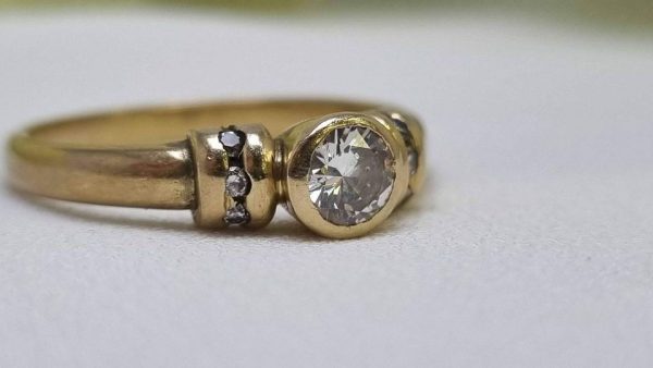 19ct Yellow Gold Bezel/Bar Set Ring TW305910 - Image 27