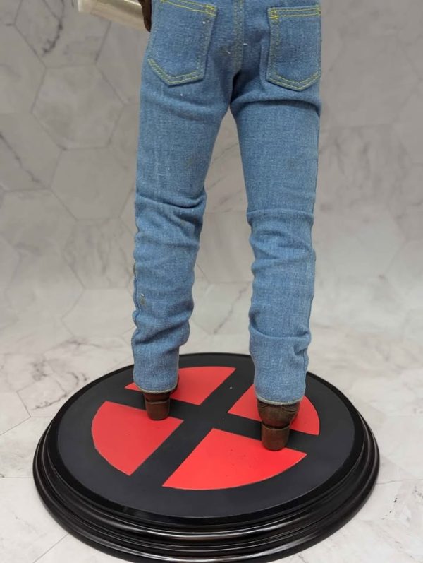 Sideshow Marvel 1/4 Scale Logan Wolverine Collectable Figure - BP367863 - Image 9
