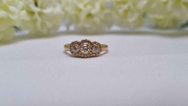 18ct Yellow Gold Diamond Trilogy Cluster Ring TW295936 - Image 16
