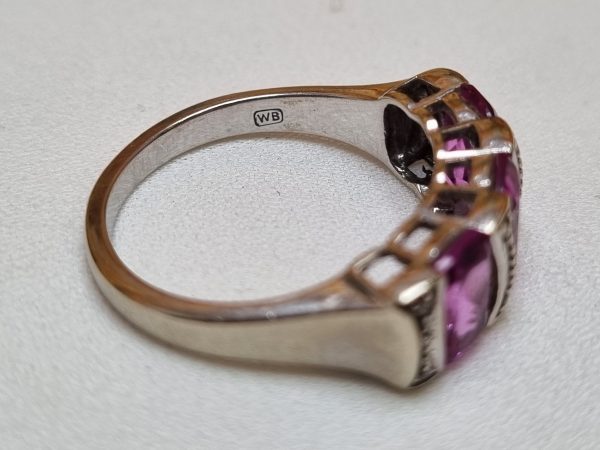 9ct White Gold Pink Three Stone Ring TW344245 - Image 4