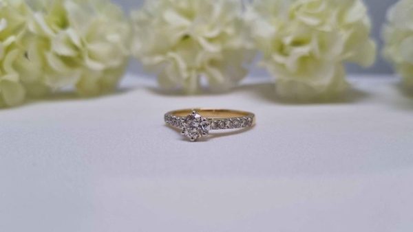 18ct Yellow & White Gold Diamond Ring TW319912 - Image 27