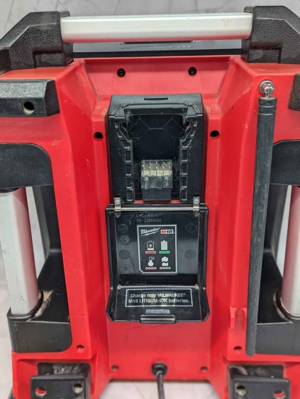 Milwaukee 18V Jobsite Radio/Charger Skin-Only (M18RC) - BP367103 - Image 5