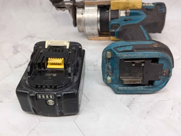 Makita 18V Drill With Shear Kit & 5Ah Battery - BP364216 - Image 6