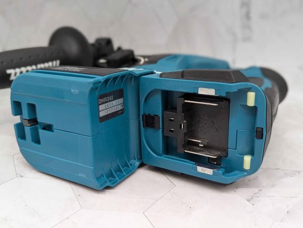Makita 18V 24mm SDS Plus Rotary Hammer Skin-Only (DHR242) - BP370161 - Image 3