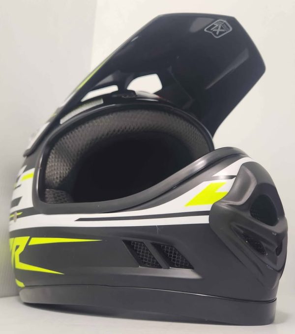 M2R MOTORBIKE HELMET XL 53-54CM #GN372810 - Image 12