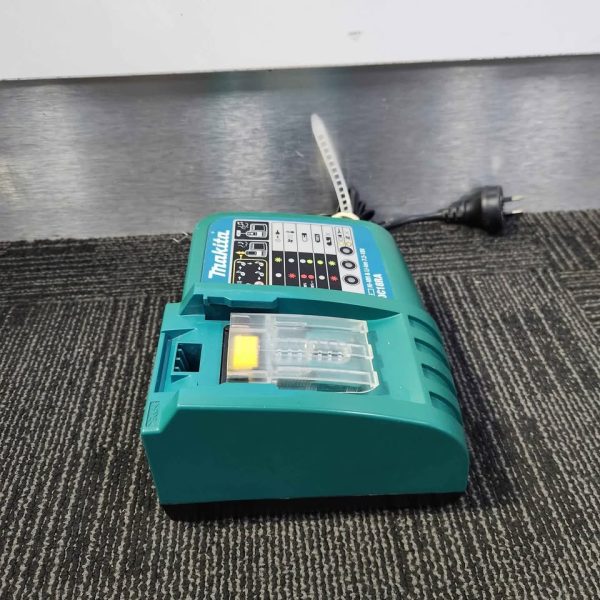 Makita 18v Charger #GN374066 - Image 2