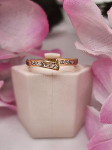 Ladies 18CT Yellow Gold Cross-Over Diamond Ring- IP320308