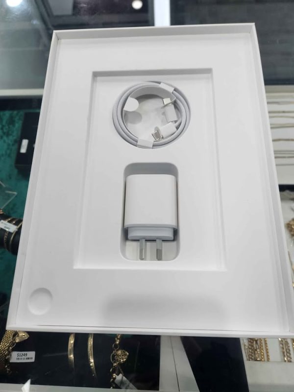APPLE IPAD 10TH GENERATION IN BOX #GN356696