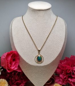 9ct Yellow Gold Necklace with Opalescent Stone TW371049