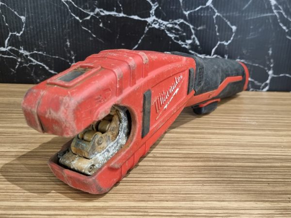 Milwaukee 12V Pipe Cutter TW361816 - Image 7