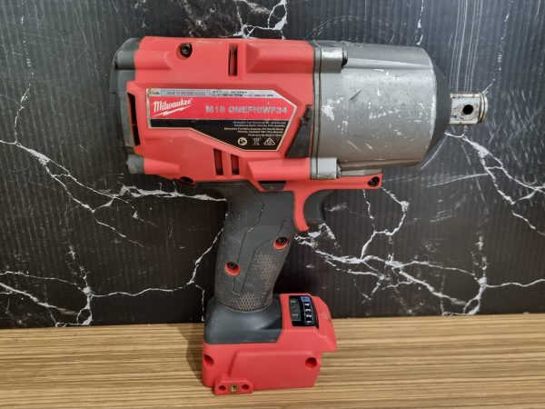 Milwaukee 18V Impact Wrench TW371972 - Image 2