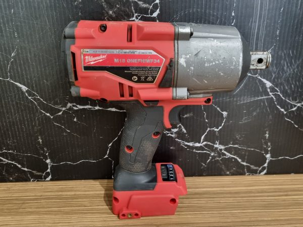 Milwaukee 18V Impact Wrench TW371972 - Image 6