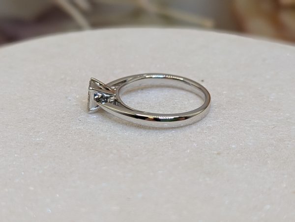 Ladies 18CT White Gold Diamond Solitaire Ring (4.0gms) - BP306383 - Image 5