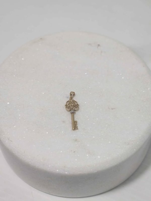 9CT YELLOW GOLD KEY PENDANT #GN373800 - Image 2