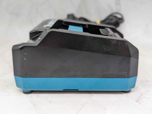Makita 40V Max Single Port Rapid Charger (DC40RA) - BP379069 - Image 3