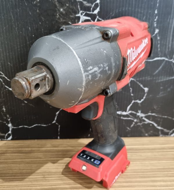 Milwaukee 18V Impact Wrench TW371972 - Image 3