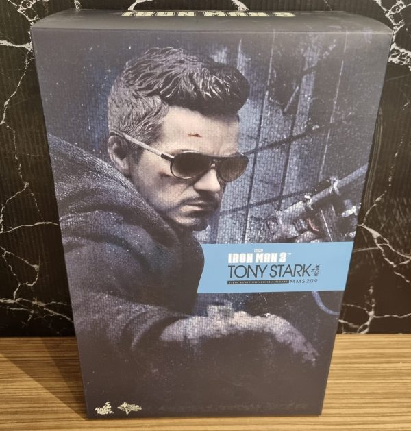 Hot Toys 1/6th Scale Tony Stark: The Mechanic Figure TW351826 - Image 5