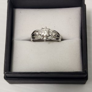 LADIES 18CT WHITE GOLD RING WITH VALUTATION #GN370791