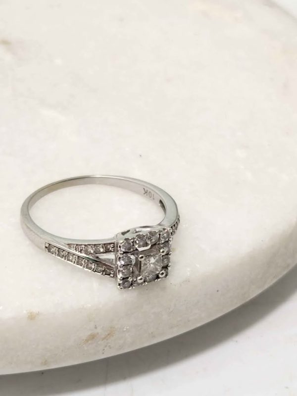 10CT WHITE GOLD RING WITH VALUATION #GN381873 - Image 4