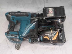 Makita 40V 18 Gauge Brad Nailer w/ 4.0Ah Battery & Charger (FN001GZ) - BP385927