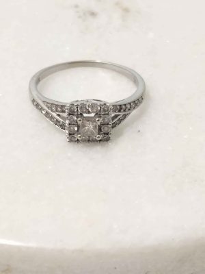 10CT WHITE GOLD RING WITH VALUATION #GN381873