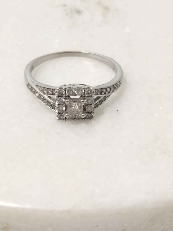 10CT WHITE GOLD RING WITH VALUATION #GN381873