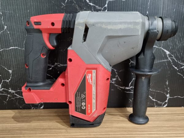 Milwaukee 18V Hammer Drill TW382674 - Image 6